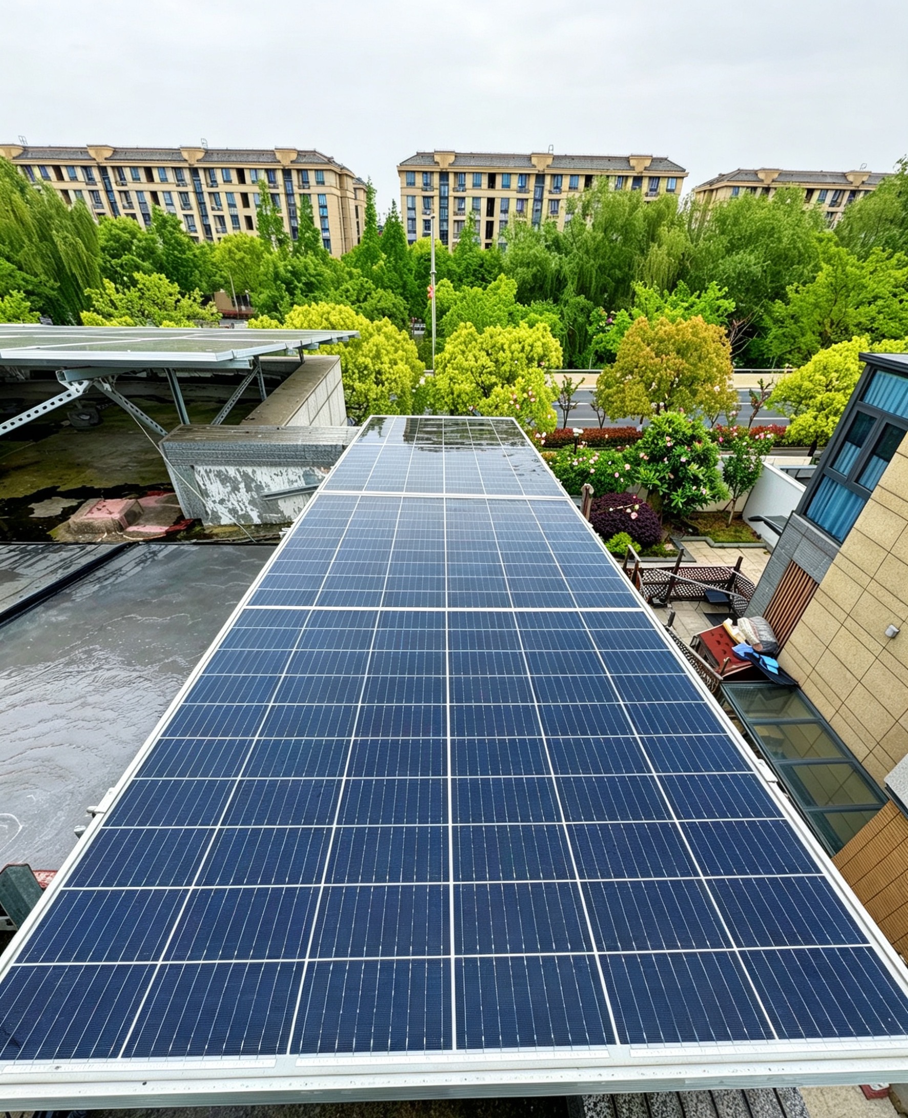 春季巡检纪实｜一块“灰头土脸”的光伏板，如何被莱拓光伏“深度SPA”唤醒？